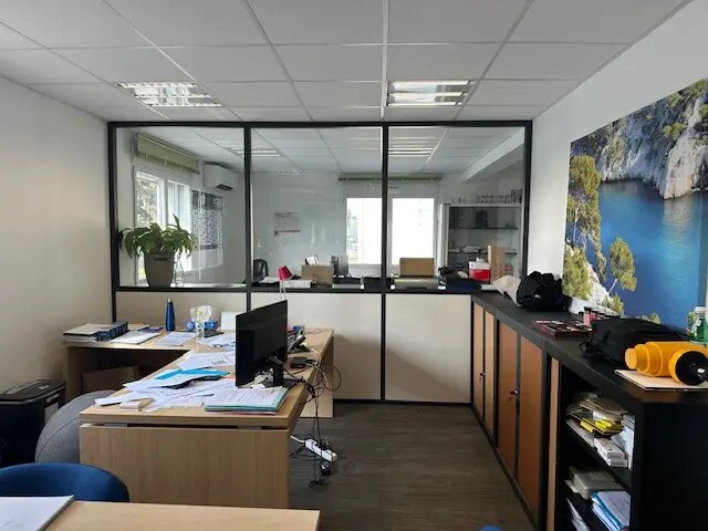 Flex in Velaux for lease - Interior Photo - Image 2 of 9