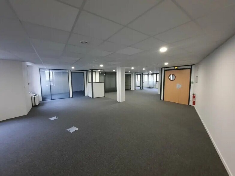 Office in Rouen for lease - Building Photo - Image 2 of 17