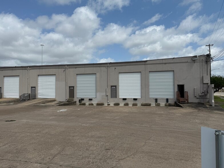 6101-6127 Long Dr, Houston, TX for lease - Building Photo - Image 2 of 8