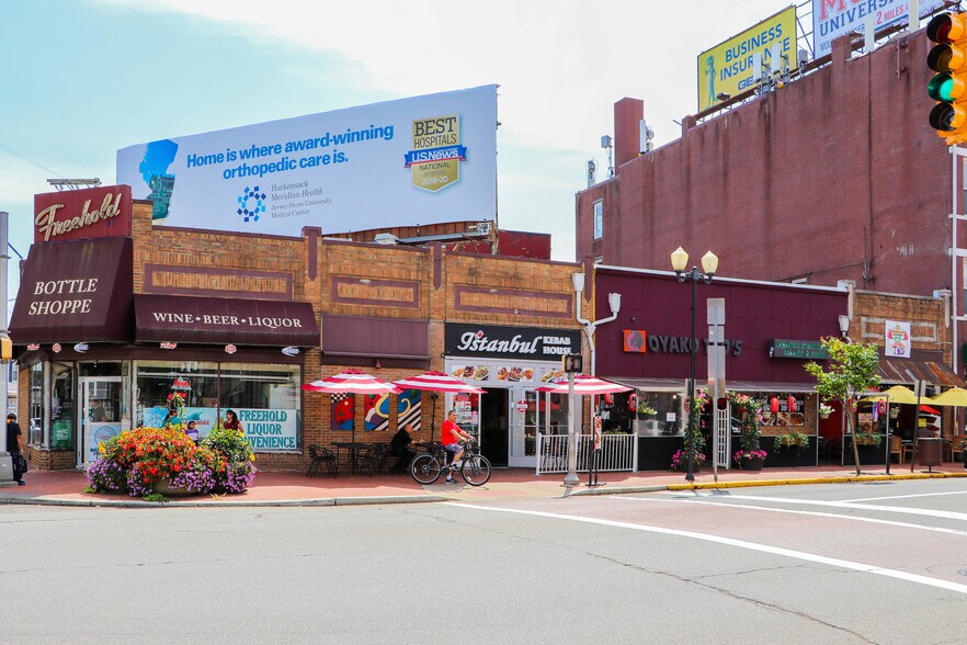 28 W Main St, Freehold, NJ 07728