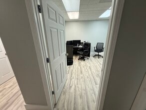 911 S 8th St, Fernandina Beach, FL for lease Interior Photo- Image 1 of 7