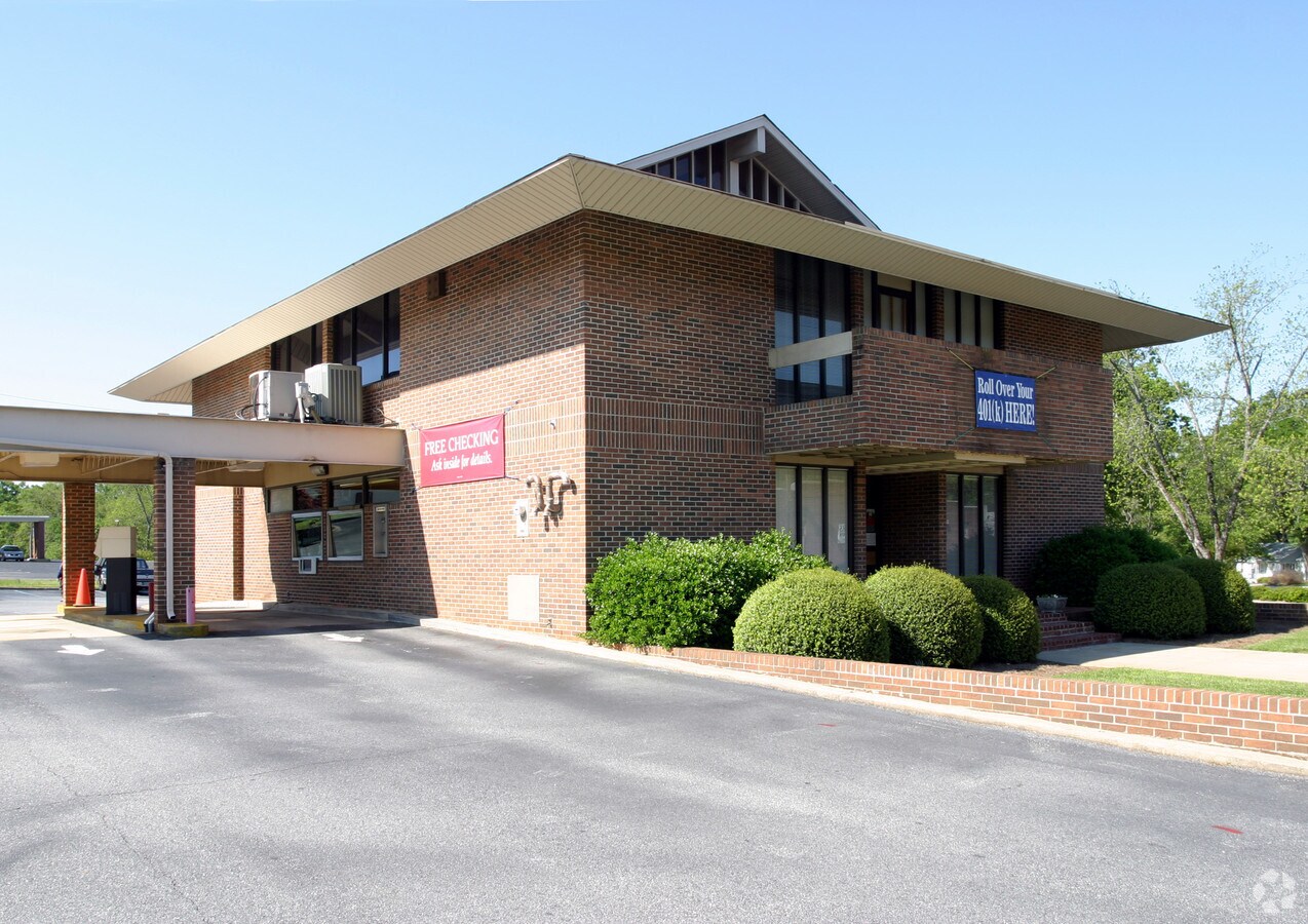 21 W Greer St, Honea Path, SC 29654