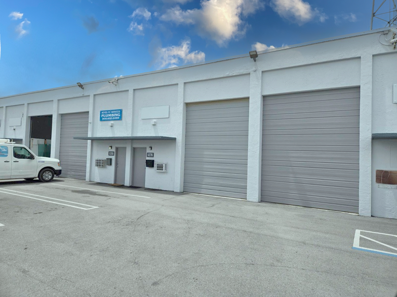 5261-5277 NW 161st St, Hialeah, FL for lease - Building Photo - Image 2 of 5