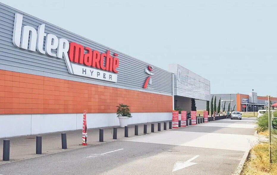 Retail in Castelnaudary for lease - Building Photo - Image 1 of 2