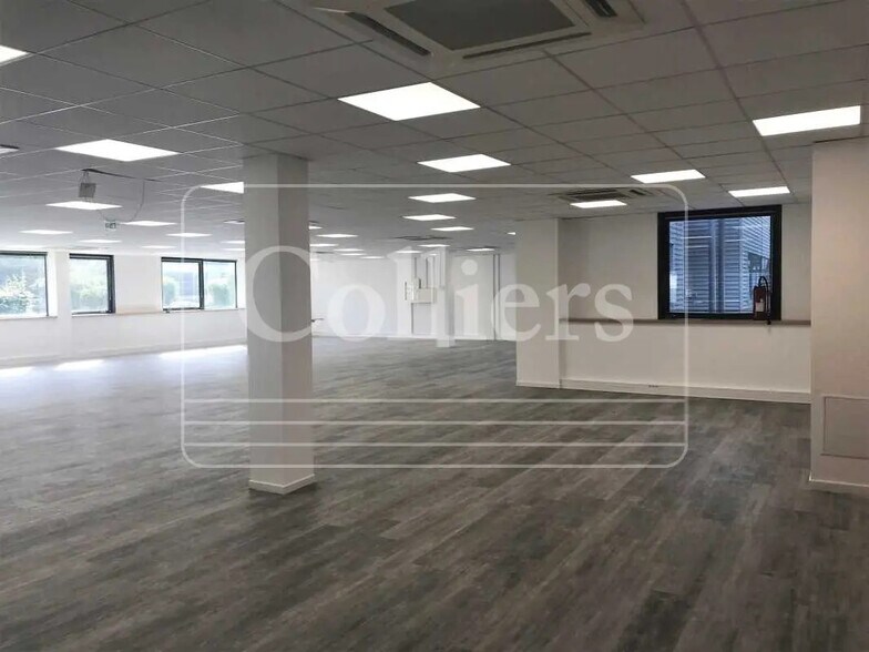 Office in Marseille for lease - Building Photo - Image 3 of 8