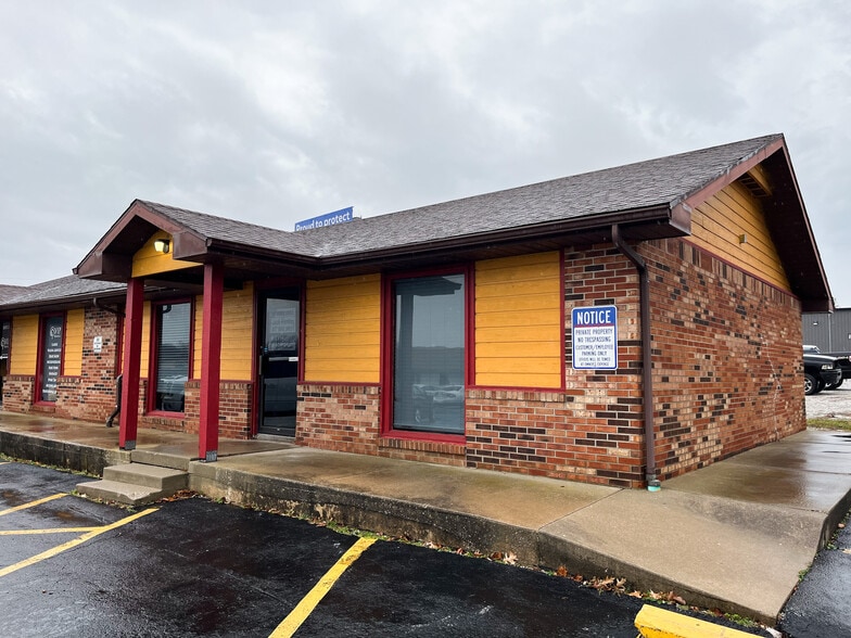 1868 N Deffer Dr, Nixa, MO 65714