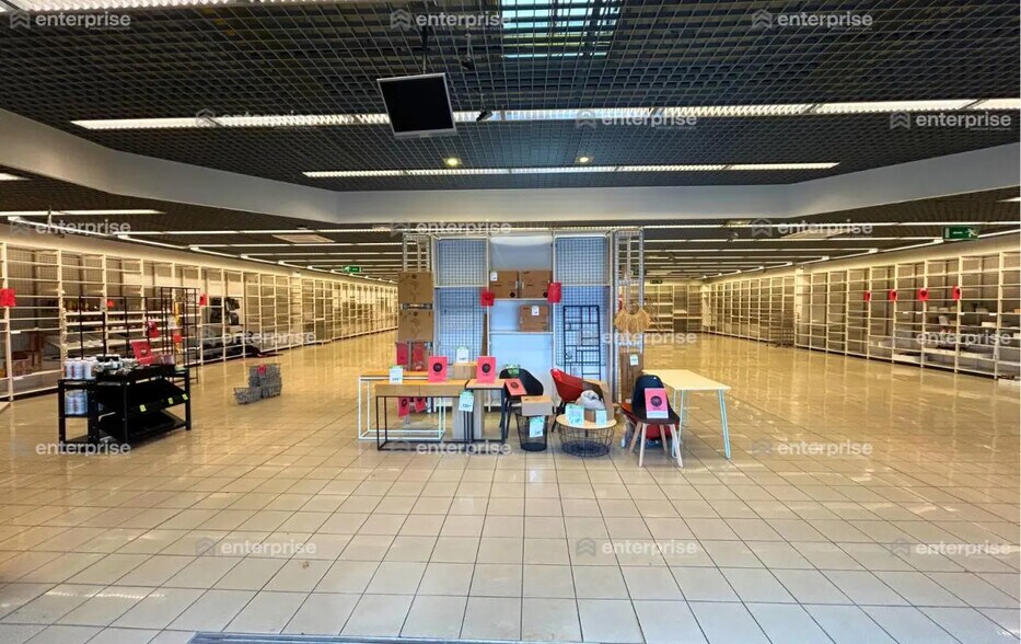 Retail in Saint-Maximin for lease - Interior Photo - Image 2 of 5