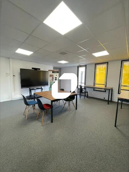 Office in Meylan for lease - Interior Photo - Image 2 of 8