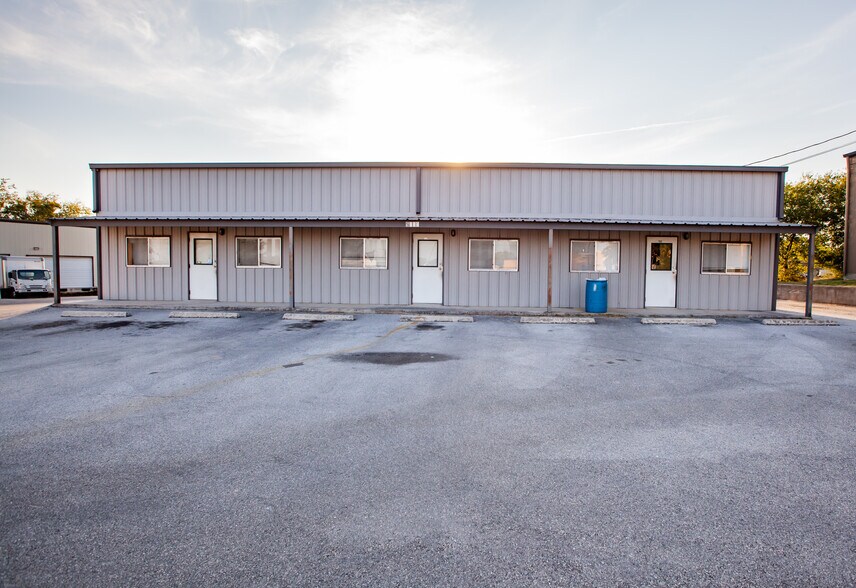 5711 Monaco Cir, San Antonio, TX for lease - Primary Photo - Image 1 of 18