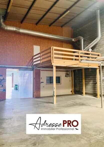 Retail in Lormont for lease - Interior Photo - Image 2 of 3