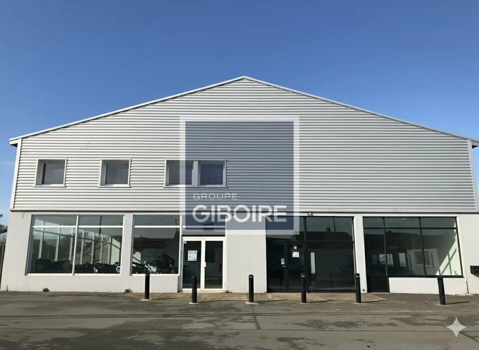 Location Entrepôt 830 m² - Photo 1