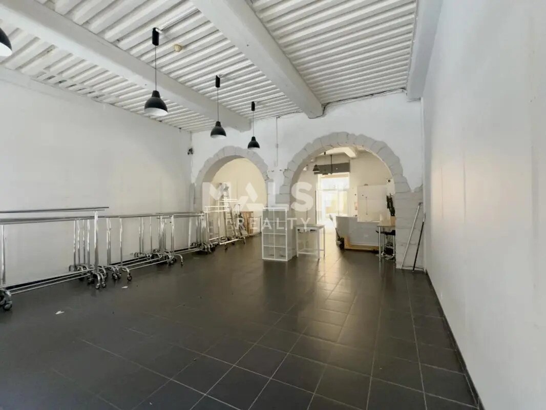 Retail in Lyon for lease Interior Photo- Image 1 of 9