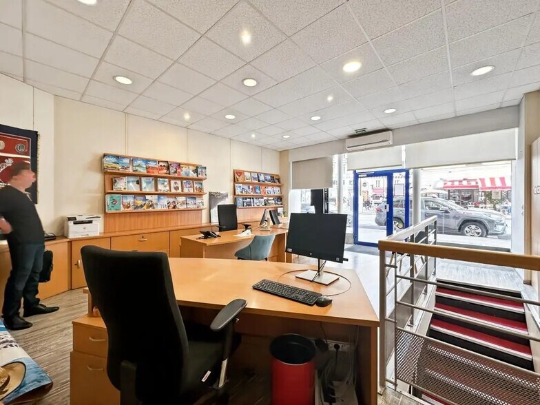 Retail in Paris for lease - Building Photo - Image 1 of 7