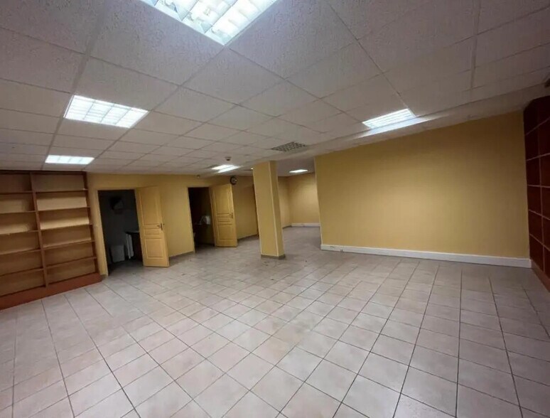 Office in Fontenay-Trésigny for lease - Building Photo - Image 2 of 3