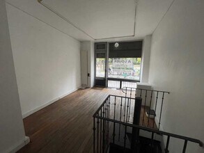 Retail in Paris for lease Interior Photo- Image 2 of 4