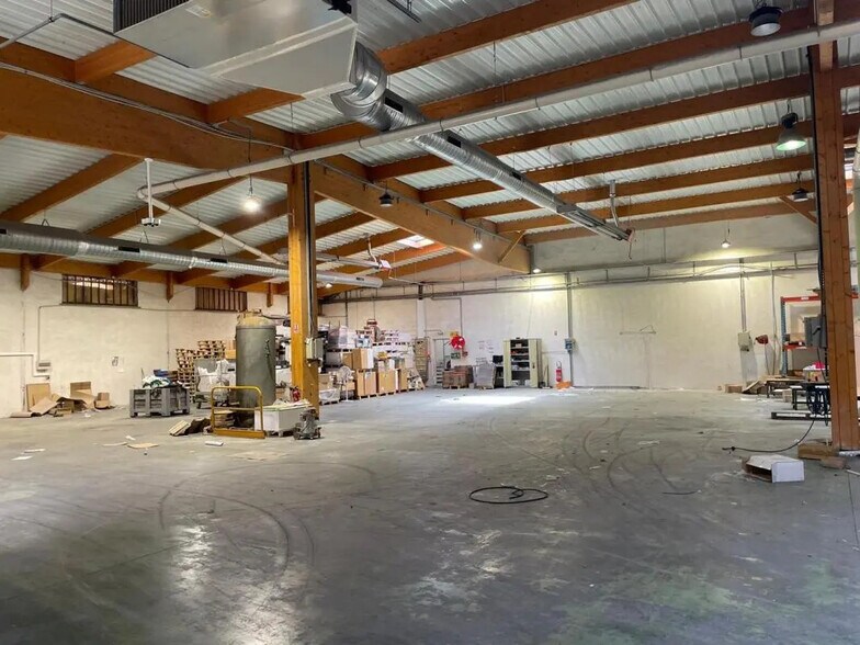 Industrial in Le Muy for lease - Interior Photo - Image 2 of 6