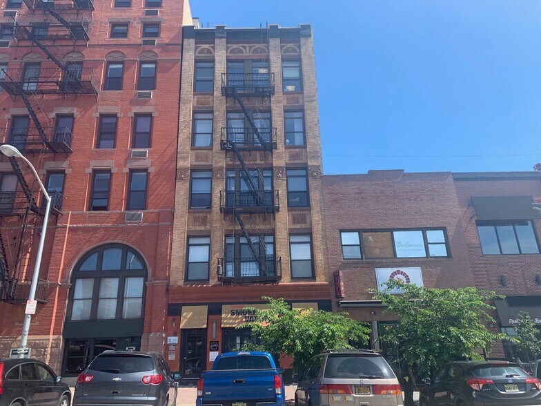 22 Hudson Pl, Hoboken, NJ for sale - Building Photo - Image 1 of 1