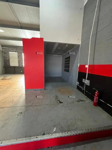 Flex in Linas for lease - Interior Photo - Image 3 of 6