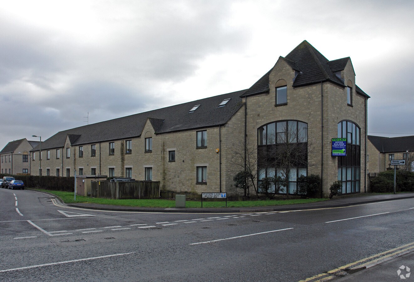 Station Ln, Witney, OX28 4JA