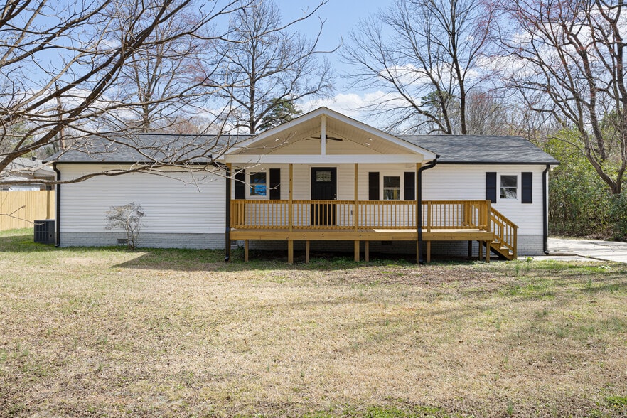 5015 Forestmont Dr, Matthews, NC for sale - Primary Photo - Image 1 of 18