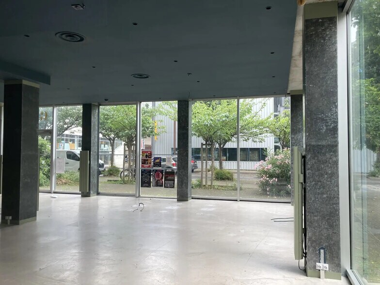 Retail in Nantes for lease - Interior Photo - Image 1 of 4