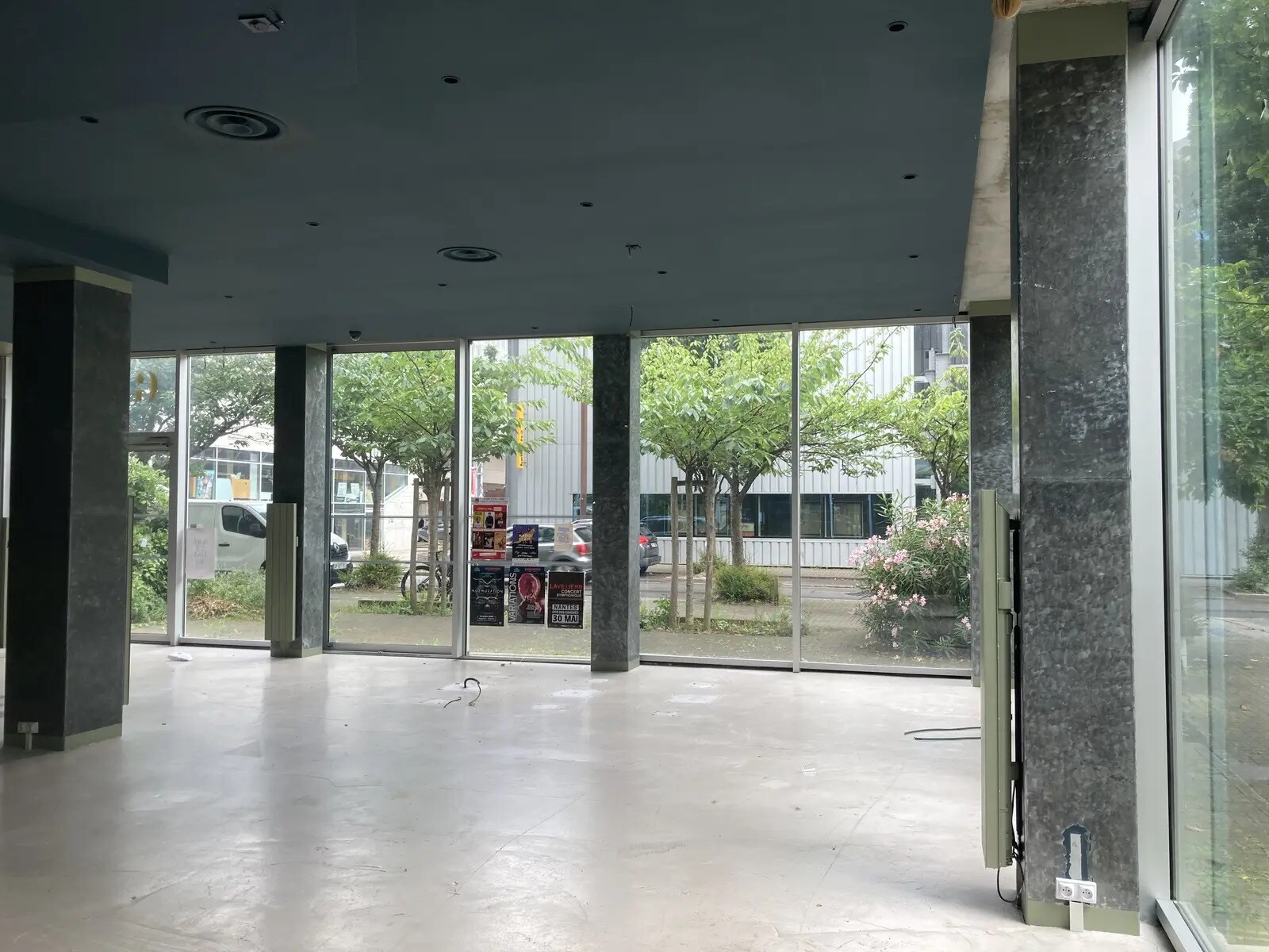 Retail in Nantes for lease Interior Photo- Image 1 of 5