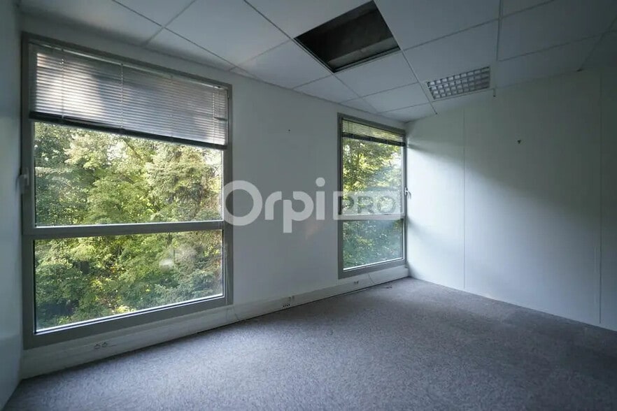 Office in Écully for lease - Building Photo - Image 1 of 7