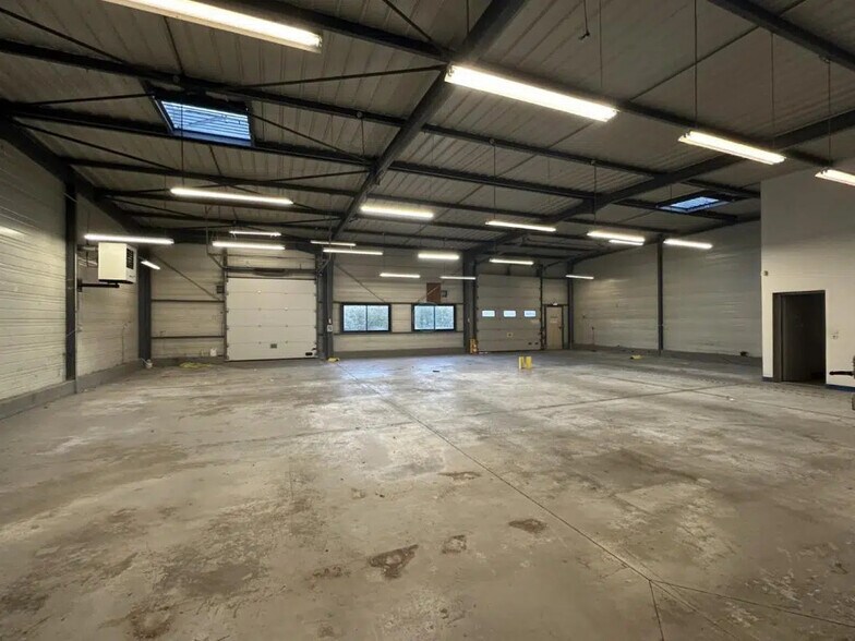 Flex in Saint-Jean-de-la-Ruelle for lease - Interior Photo - Image 1 of 3