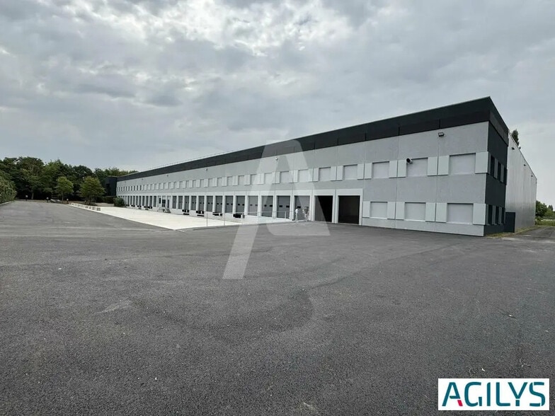 Industrial in Lisses for lease - Building Photo - Image 1 of 7