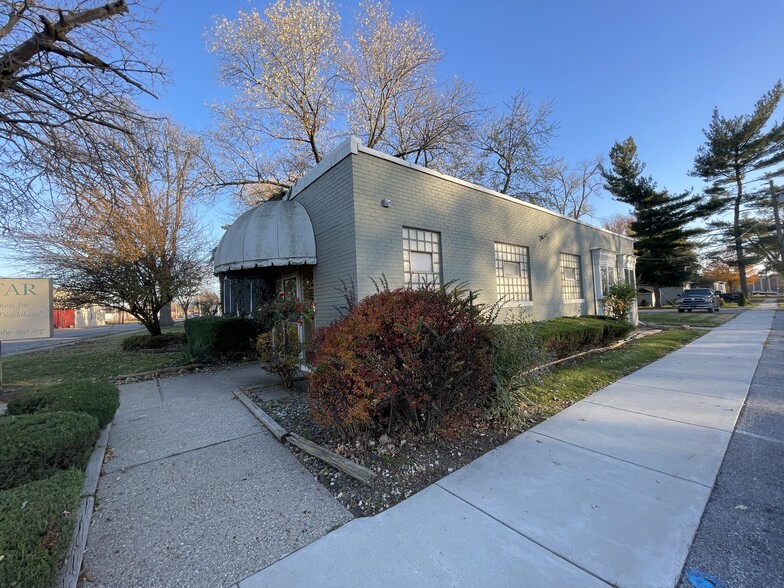 621 Broadway, Chesterton, IN for sale - Primary Photo - Image 1 of 32