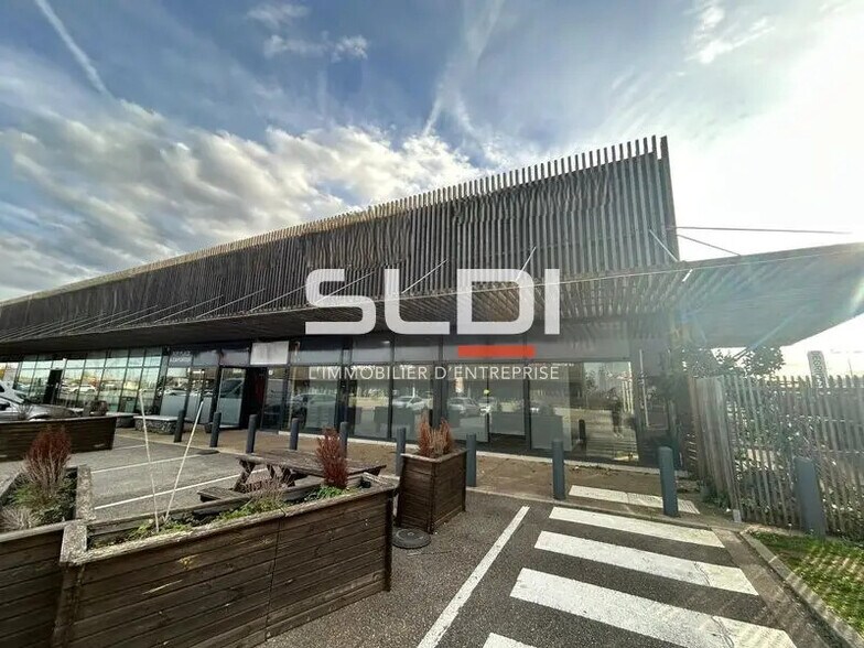 Retail in Saint-Bonnet-de-Mure for lease - Building Photo - Image 1 of 6