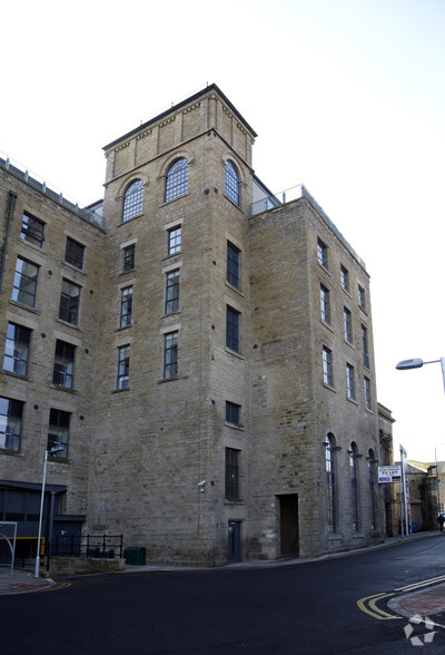 Victoria St, Glossop for lease - Building Photo - Image 3 of 8