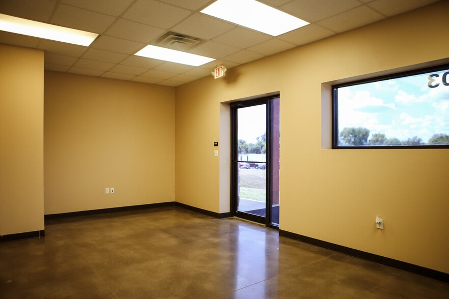 2103 Longwood Dr, Brenham, TX for lease - Interior Photo - Image 3 of 25