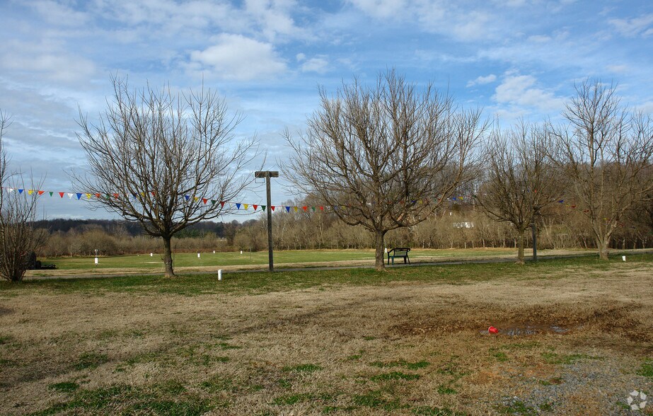 Dwayne St, Jonesville, NC 28642