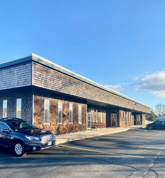 1985 E Main Rd, Portsmouth, RI for sale - Building Photo - Image 1 of 1
