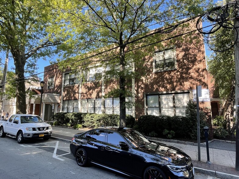 10 Mitchell Pl, White Plains, NY for lease - Building Photo - Image 1 of 10