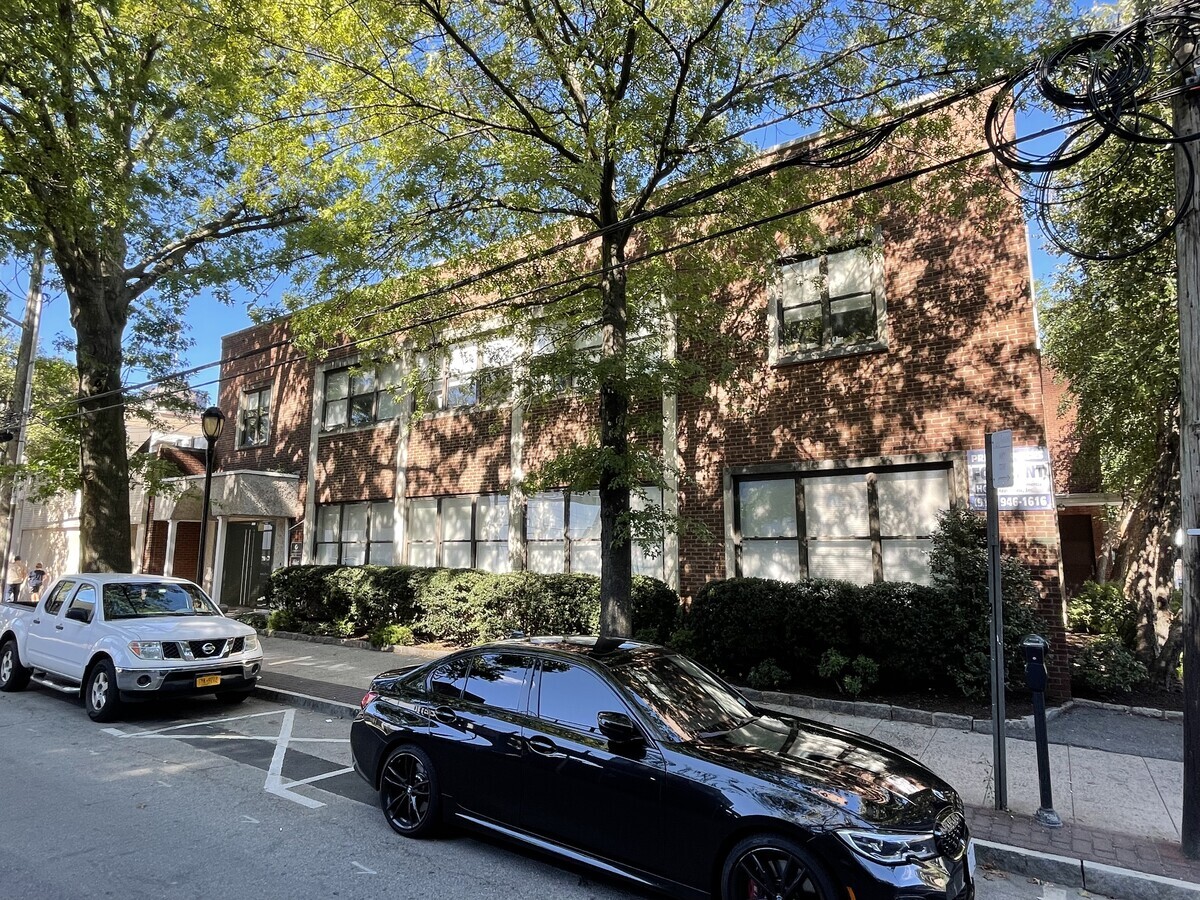 10 Mitchell Pl, White Plains, NY for lease Building Photo- Image 1 of 11