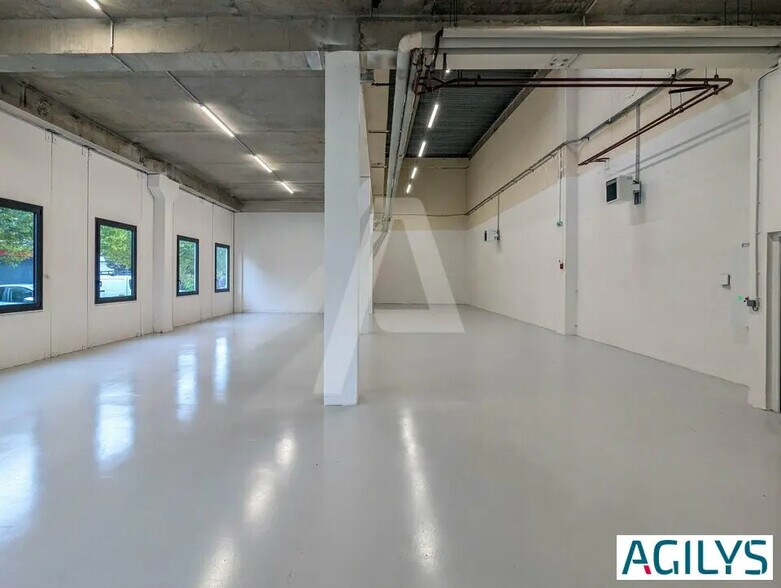 Flex in for lease - Interior Photo - Image 2 of 8