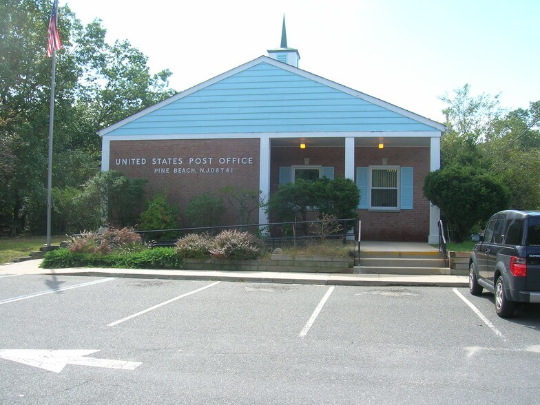 601 Pennsylvania Ave, Pine Beach, NJ 08741