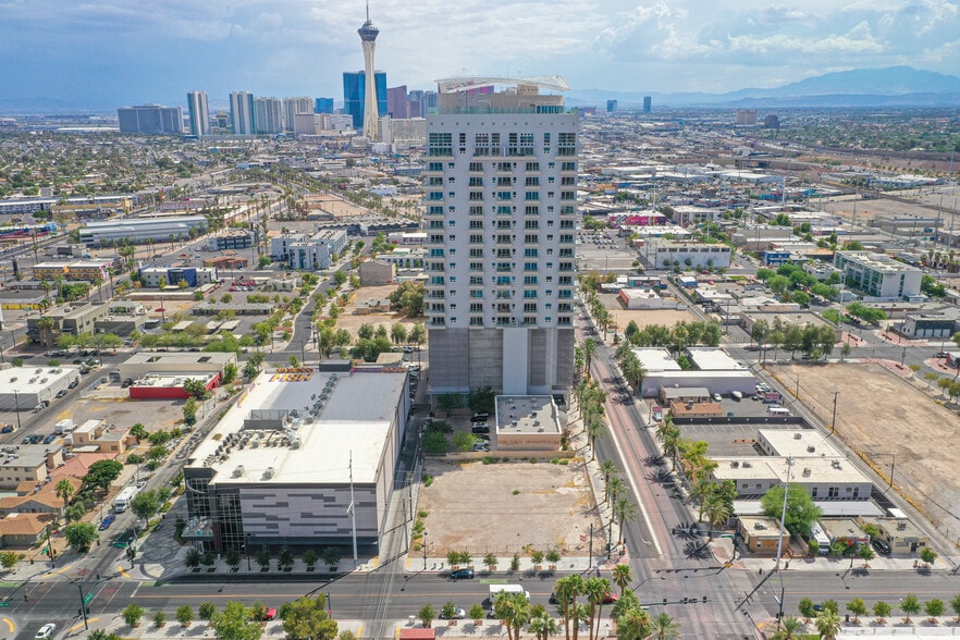 S 801 S. Casino Center Blvd, Las Vegas, NV for lease - Primary Photo - Image 1 of 19