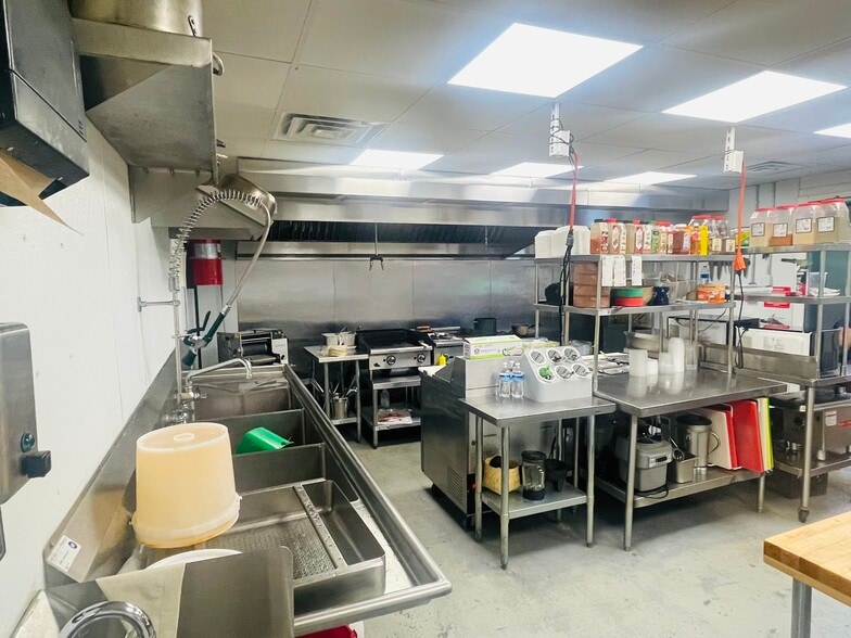 1725 N Limestone St, Gaffney, SC for sale - Interior Photo - Image 3 of 7