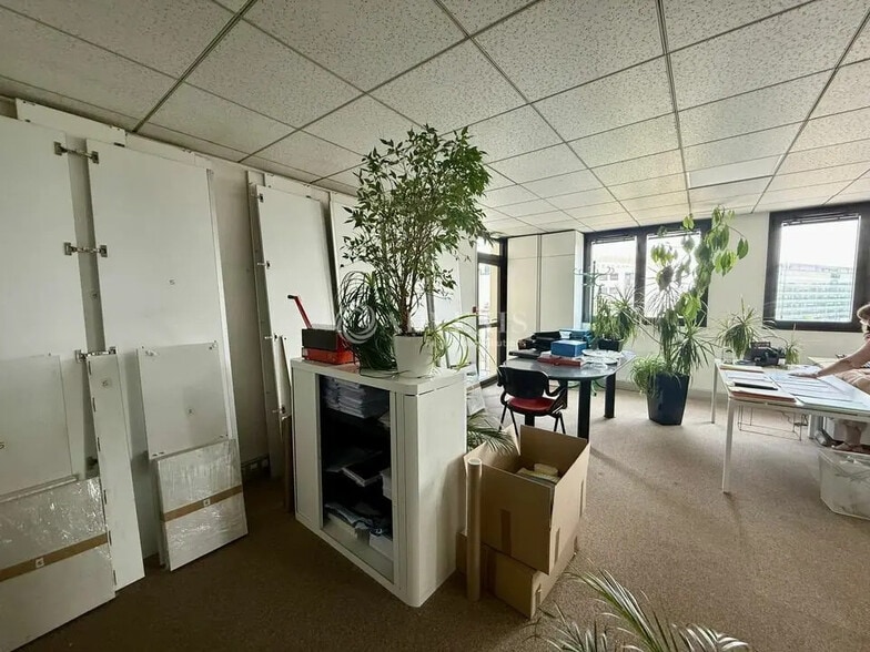 Office in Lyon for lease - Interior Photo - Image 2 of 16