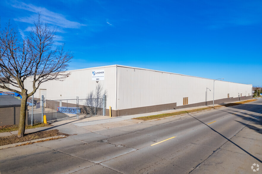 3201-3249 S 20th St, Milwaukee, WI for lease - Building Photo - Image 1 of 1