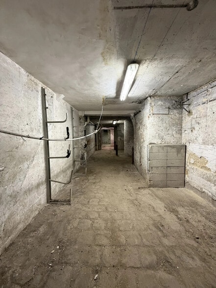 Flex in Paris for lease - Building Photo - Image 3 of 12