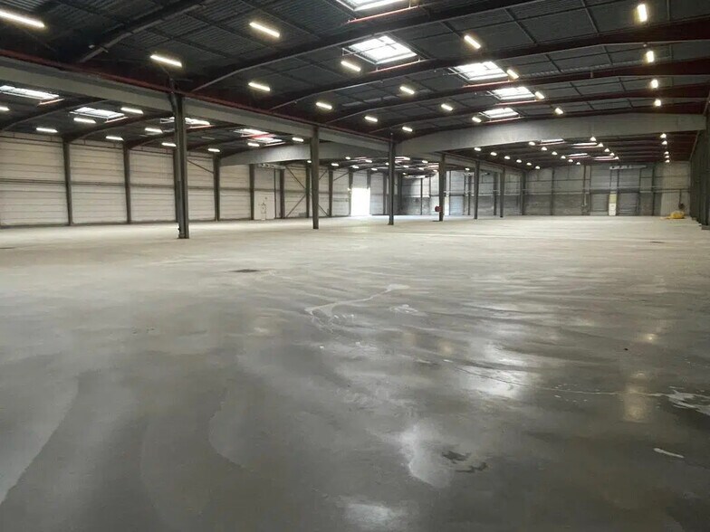 Industrial in Val-de-Reuil for lease - Building Photo - Image 2 of 17