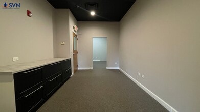 524 W State St, Geneva, IL for lease Interior Photo- Image 1 of 7