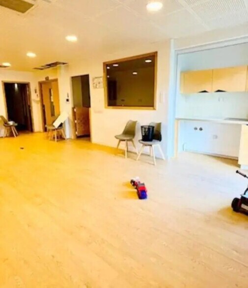 Retail in Saint-Germain-en-Laye for sale - Interior Photo - Image 2 of 6