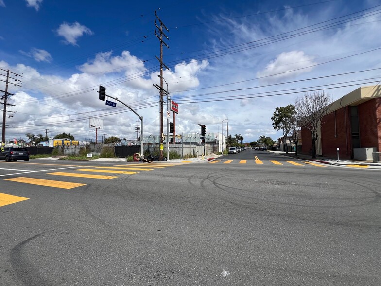 6320 S Main St, Los Angeles, CA for lease - Building Photo - Image 2 of 10