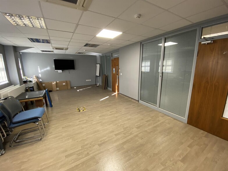 Office Suites 1 & 2 Annie Reed Road portfolio of 2 properties for sale on LoopNet.com - Interior Photo - Image 2 of 3