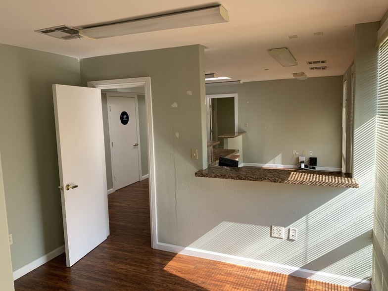 1023 E Chapman Ave, Fullerton, CA for lease - Interior Photo - Image 3 of 9